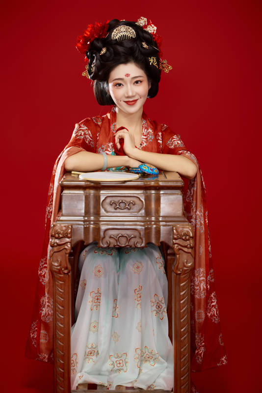 红色背景下大唐风韵女性古装妆容造型图片