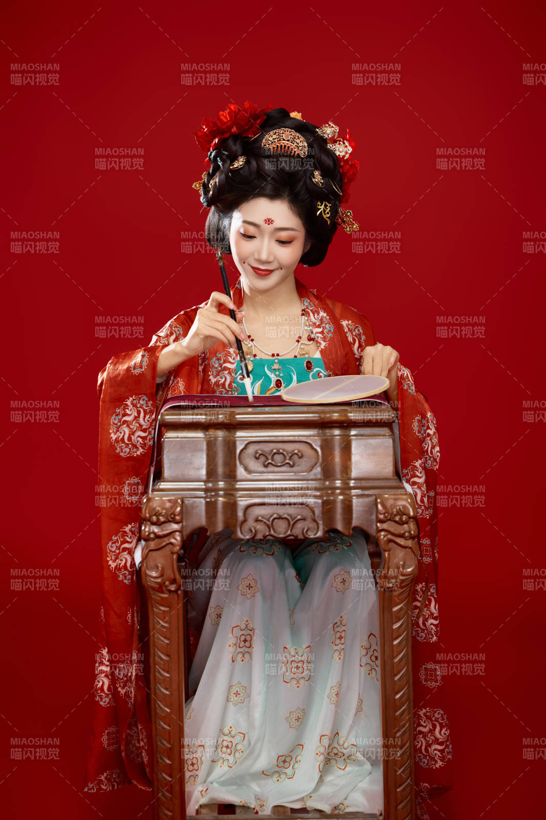 红色背景下大唐风韵女性古装妆容造型图片