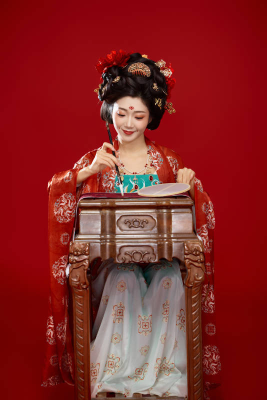红色背景下大唐风韵女性古装妆容造型图片