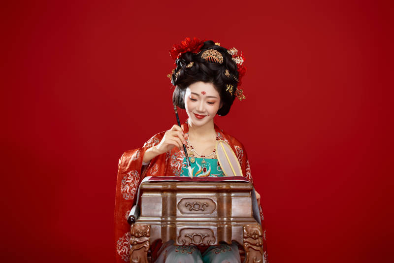 红色背景下大唐风韵女性古装妆容造型图片