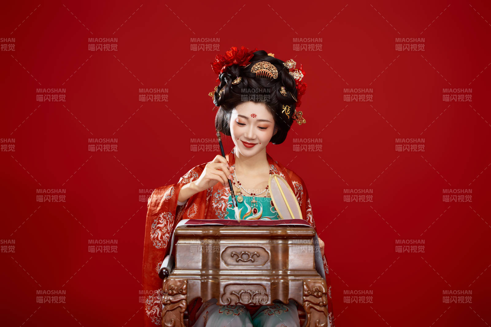 红色背景下大唐风韵女性古装妆容造型图片