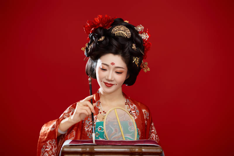 红色背景下大唐风韵女性古装妆容造型图片