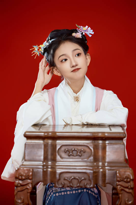 红色背景下穿着中国明朝明制汉服服饰的少女图片