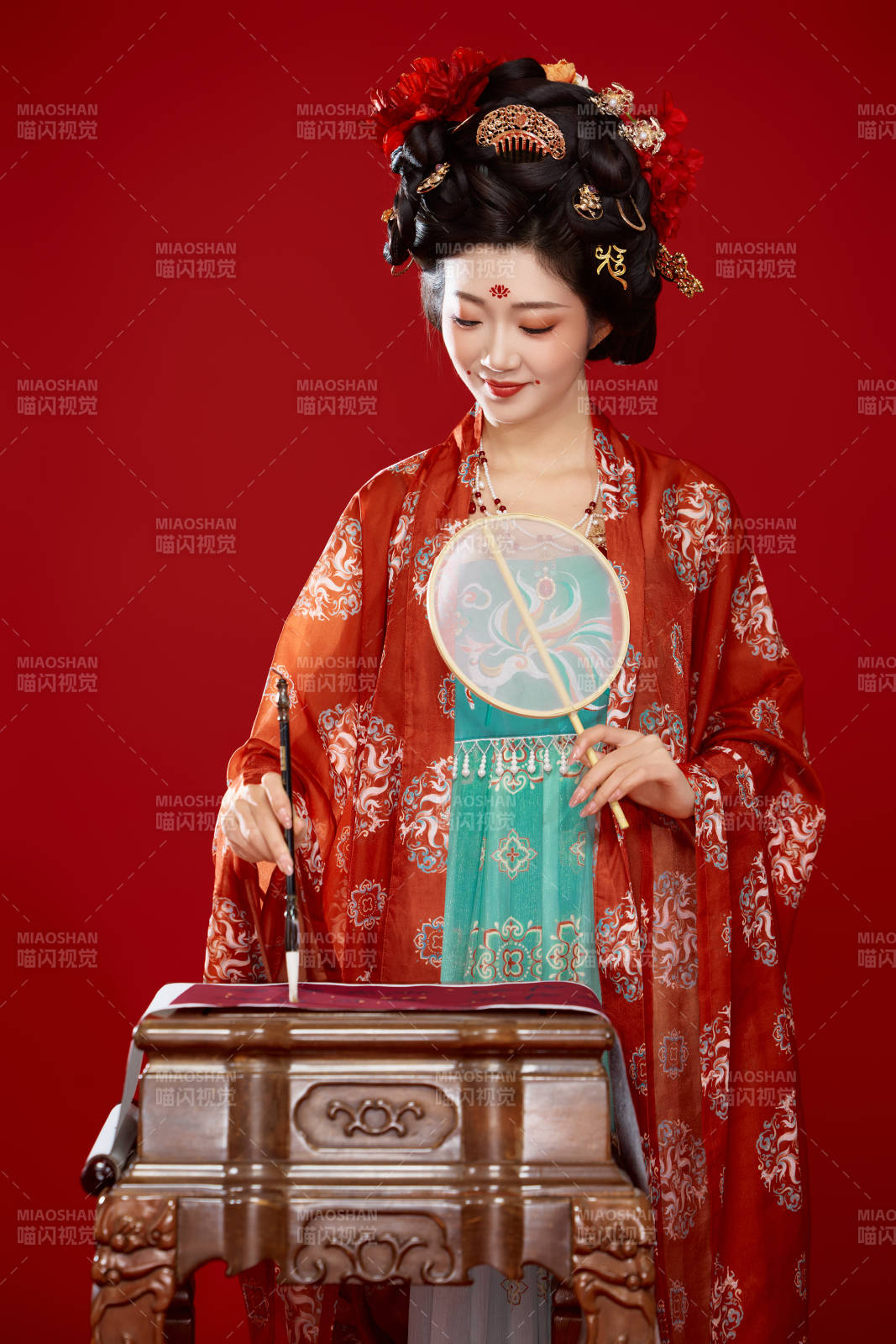 红色背景下大唐风韵女性古装妆容造型图片