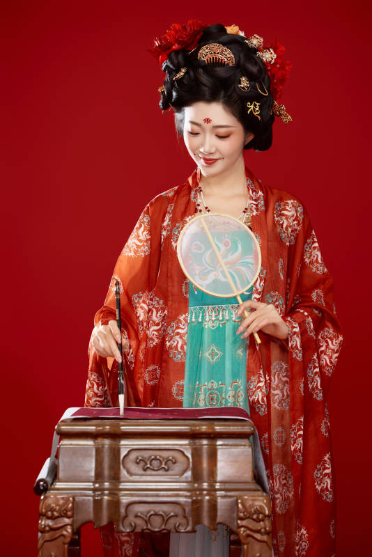 红色背景下大唐风韵女性古装妆容造型图片