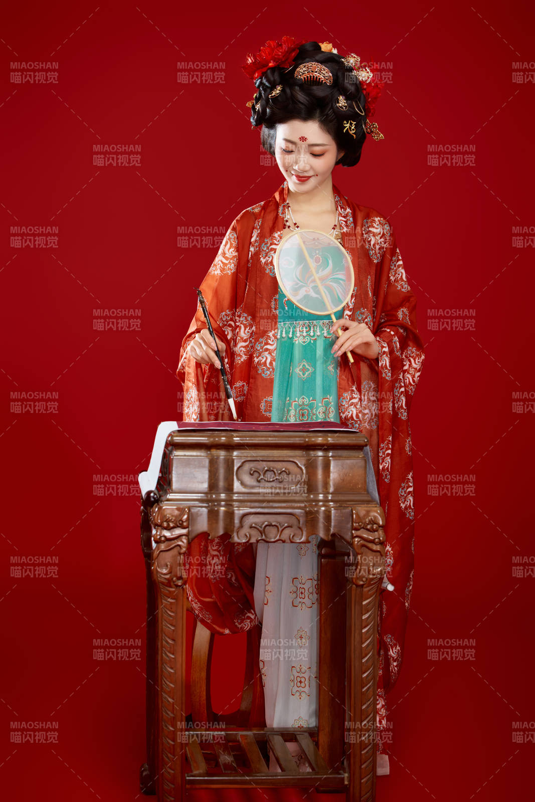 红色背景下大唐风韵女性古装妆容造型图片