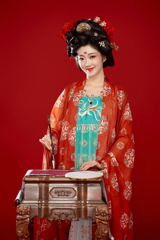 红色背景下大唐风韵女性古装妆容造型图片