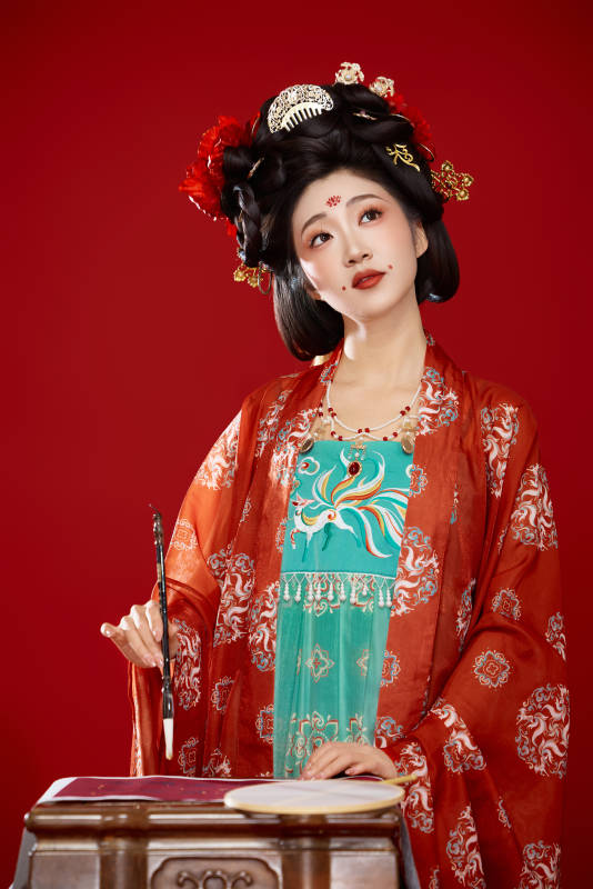 红色背景下大唐风韵女性古装妆容造型图片