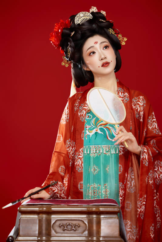 红色背景下大唐风韵女性古装妆容造型图片