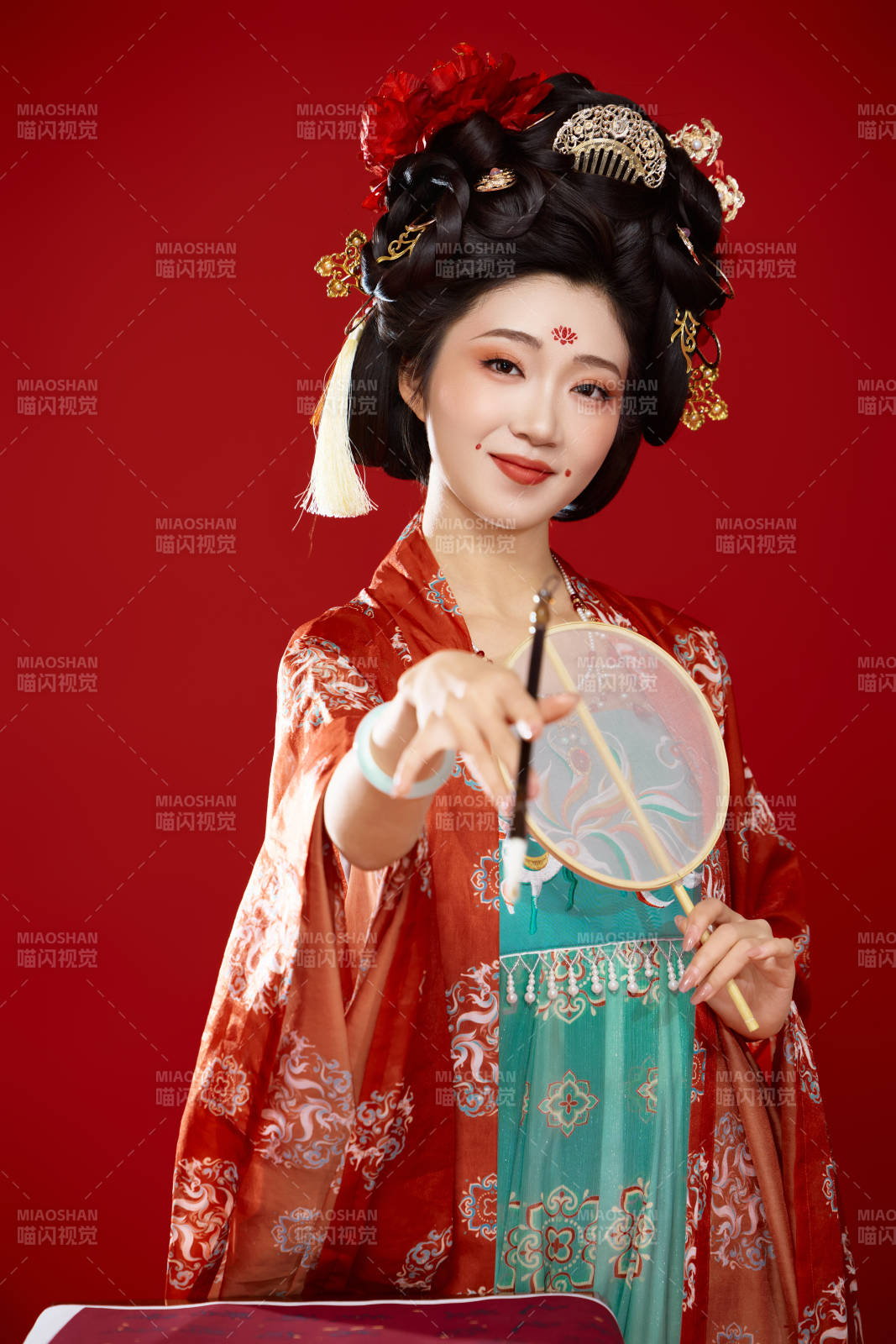 红色背景下大唐风韵女性古装妆容造型图片