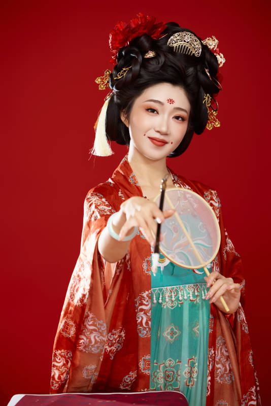 红色背景下大唐风韵女性古装妆容造型图片