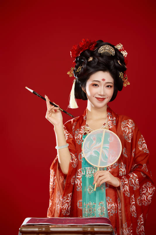 红色背景下大唐风韵女性古装妆容造型图片