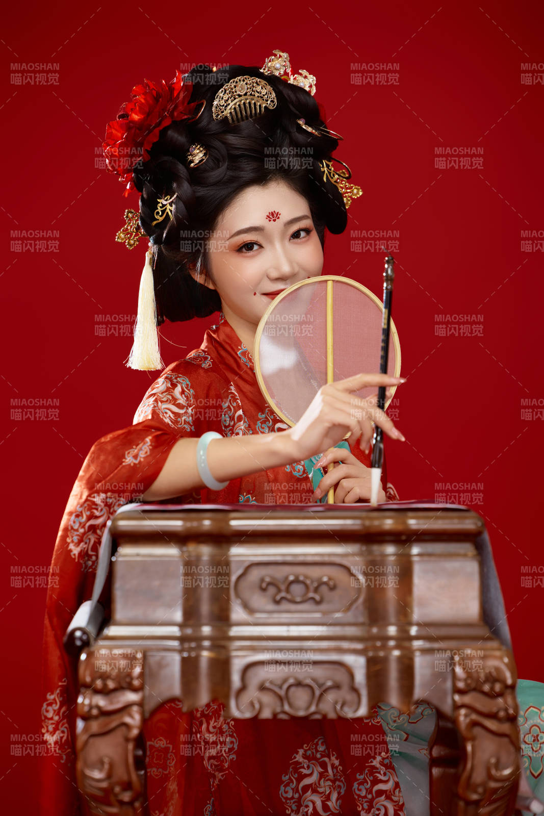 红色背景下大唐风韵女性古装妆容造型图片