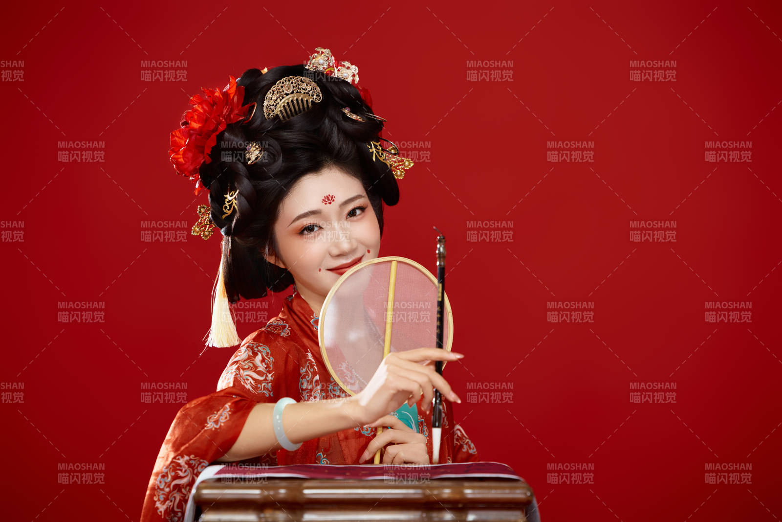 红色背景下大唐风韵女性古装妆容造型图片