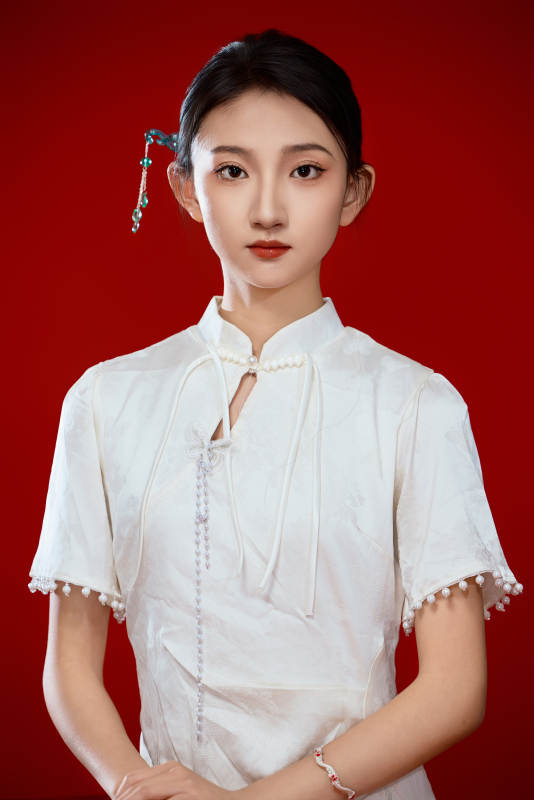 红色背景下穿着中式传统旗袍的美丽少女图片