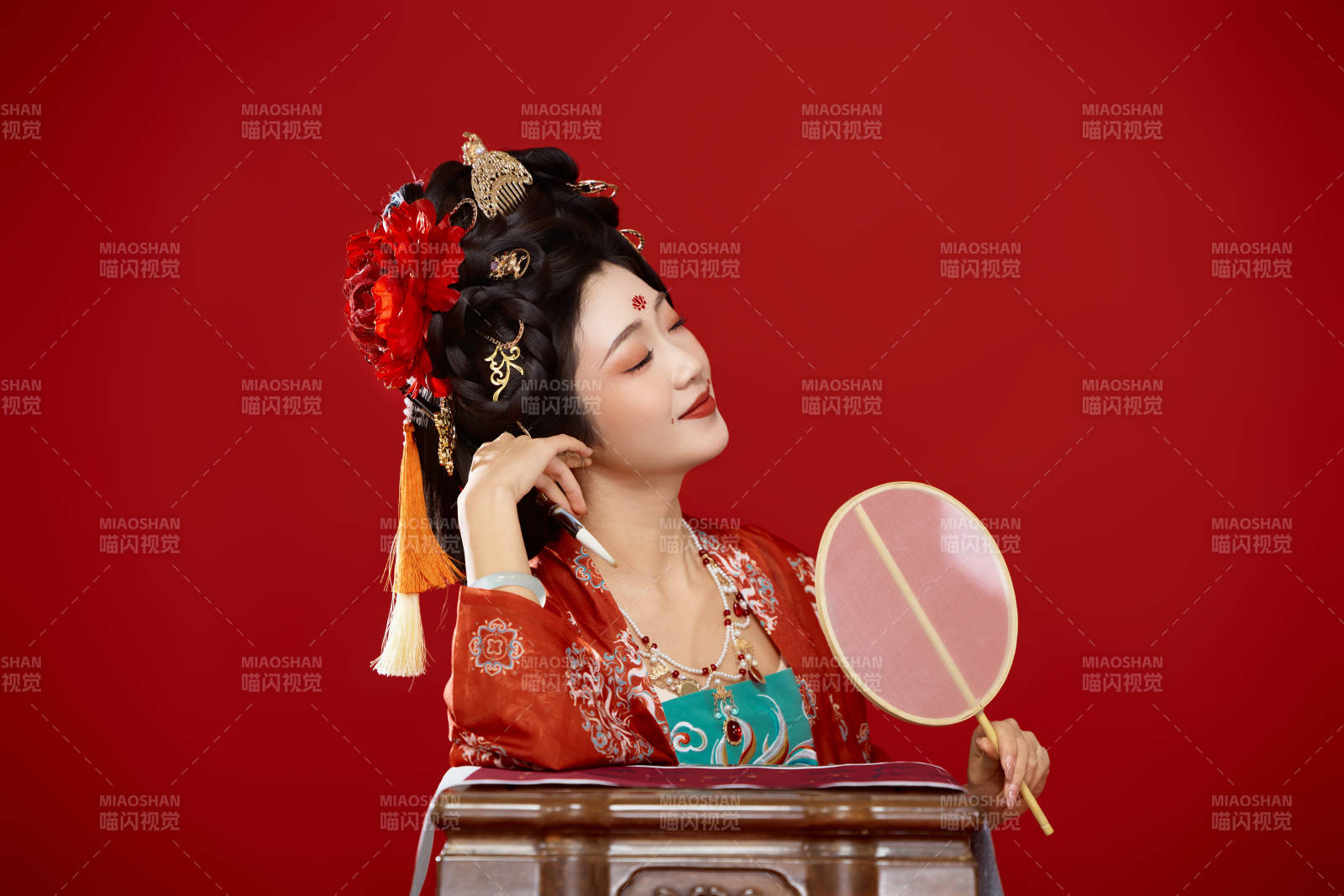 红色背景下大唐风韵女性古装妆容造型图片