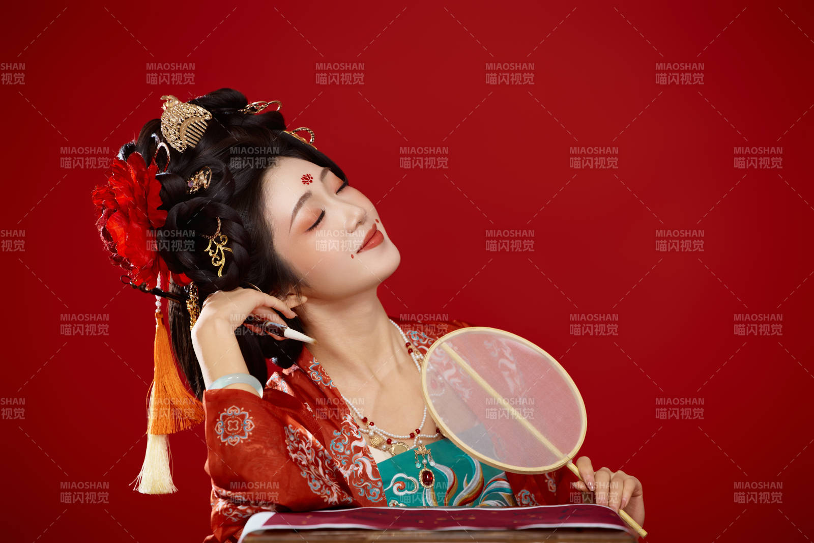 红色背景下大唐风韵女性古装妆容造型图片