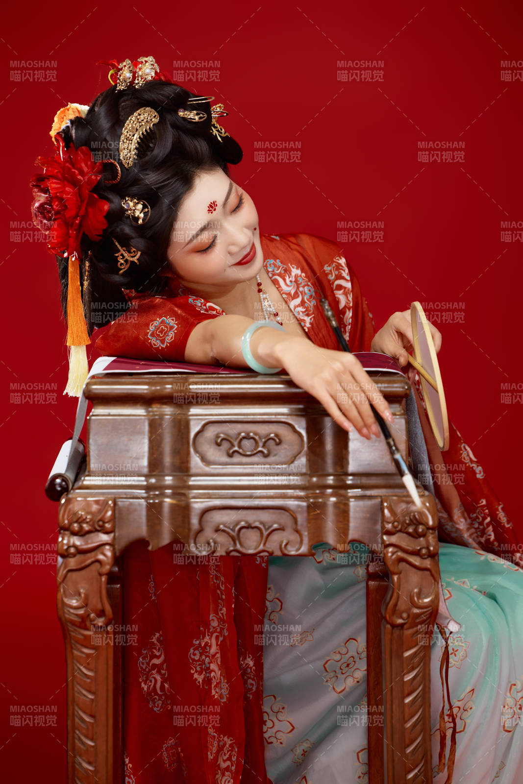 红色背景下大唐风韵女性古装妆容造型图片