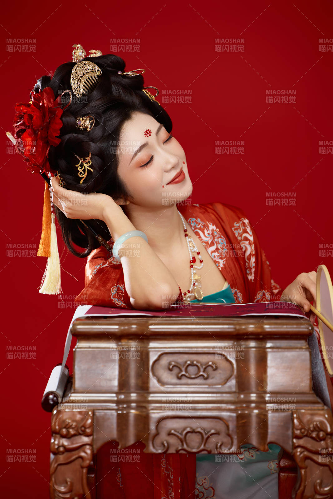 红色背景下大唐风韵女性古装妆容造型图片