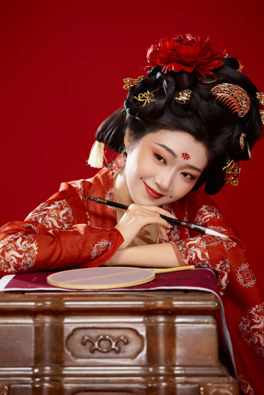 红色背景下大唐风韵女性古装妆容造型图片