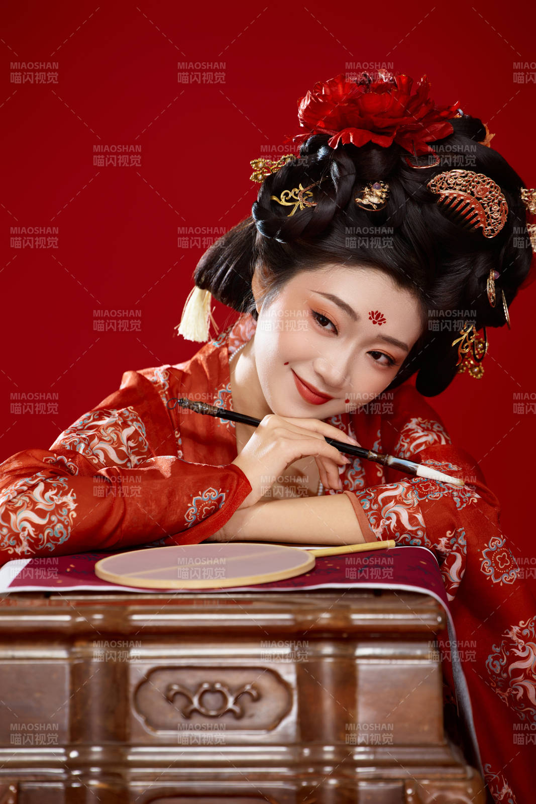 红色背景下大唐风韵女性古装妆容造型图片