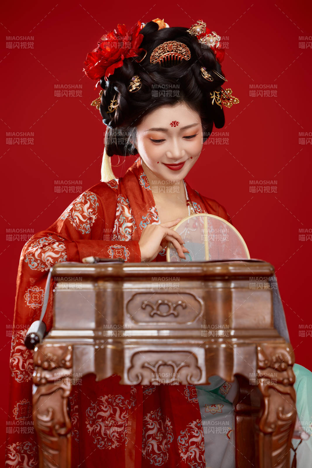 红色背景下大唐风韵女性古装妆容造型图片