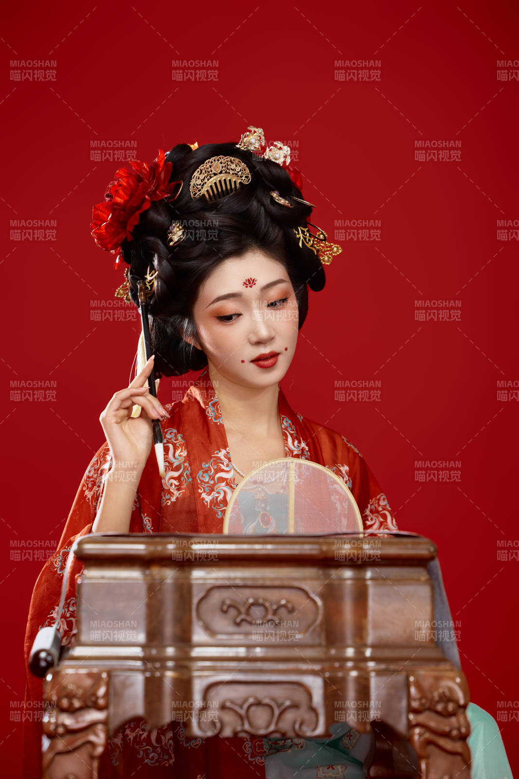 红色背景下大唐风韵女性古装妆容造型图片