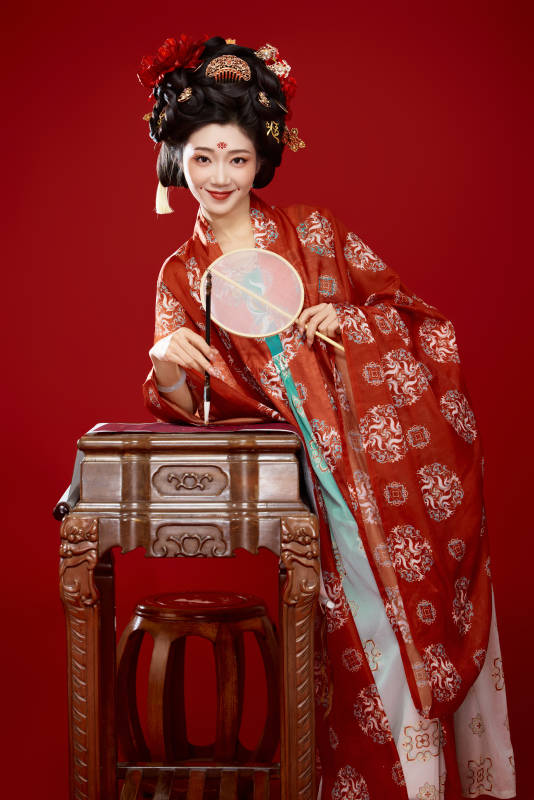 红色背景下大唐风韵女性古装妆容造型图片
