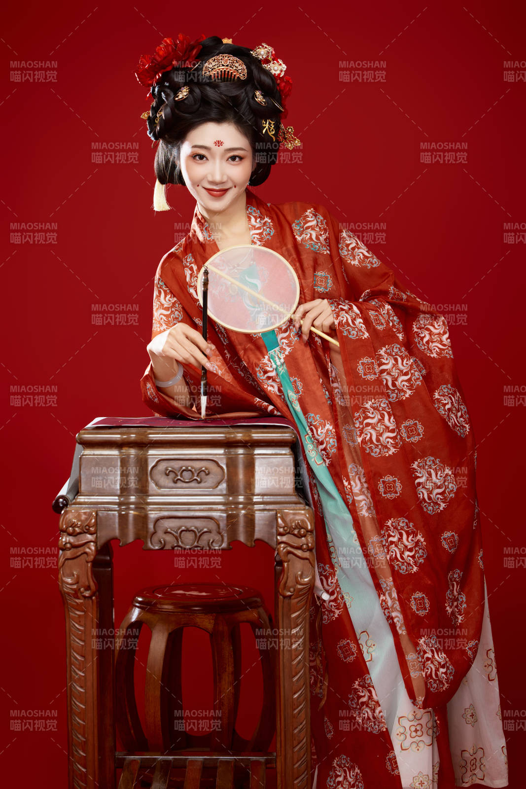 红色背景下大唐风韵女性古装妆容造型图片