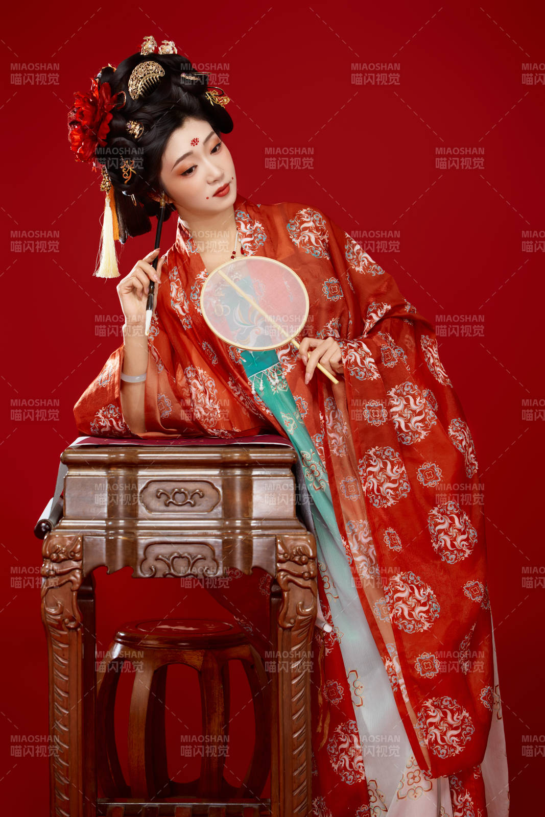 红色背景下大唐风韵女性古装妆容造型图片