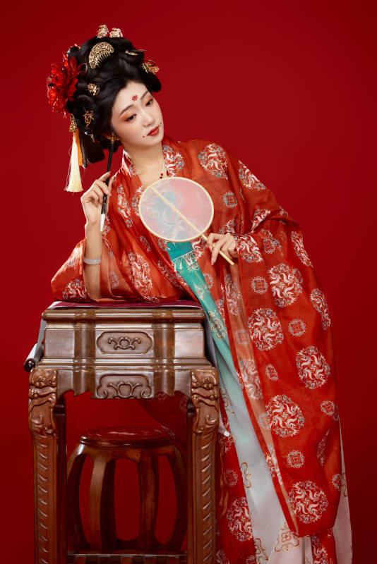 红色背景下大唐风韵女性古装妆容造型图片