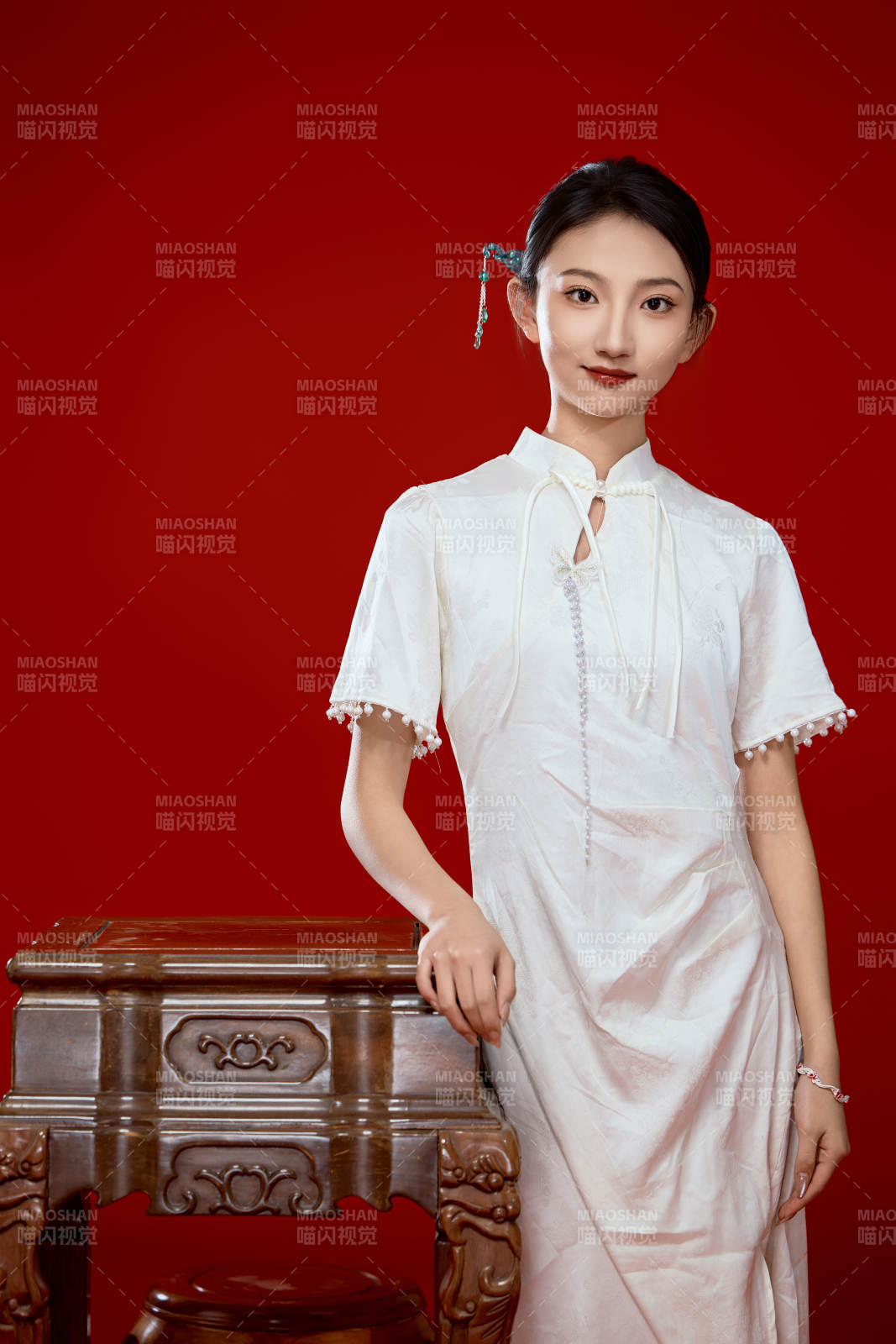 红色背景下穿着中式传统旗袍的美丽少女图片