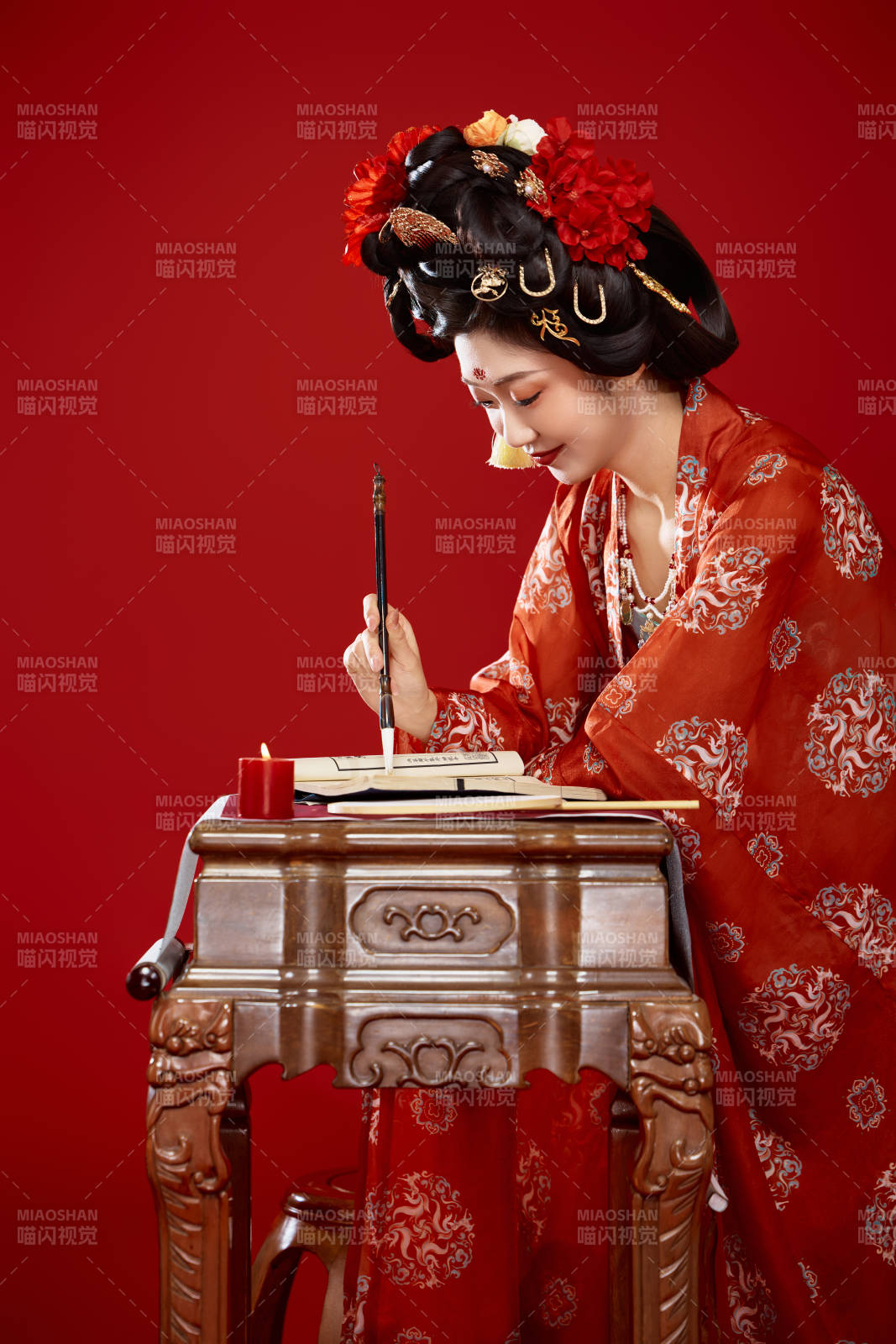 红色背景下大唐风韵女性古装妆容造型图片