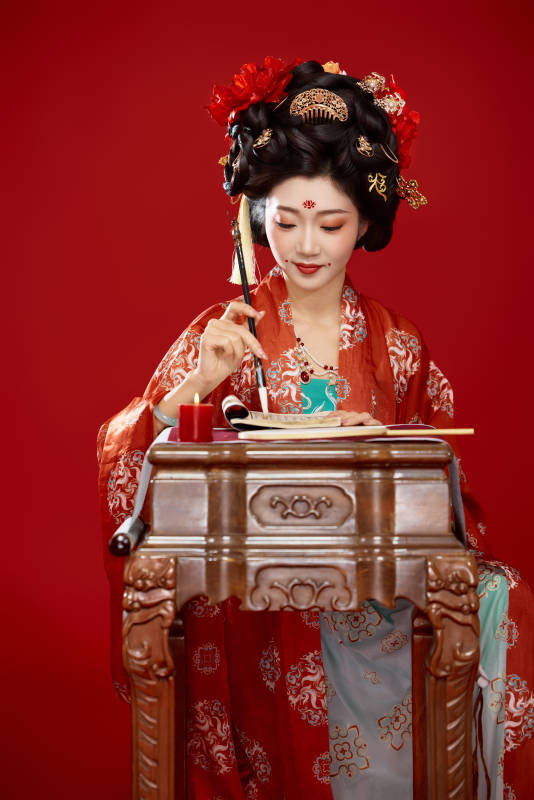 红色背景下大唐风韵女性古装妆容造型图片