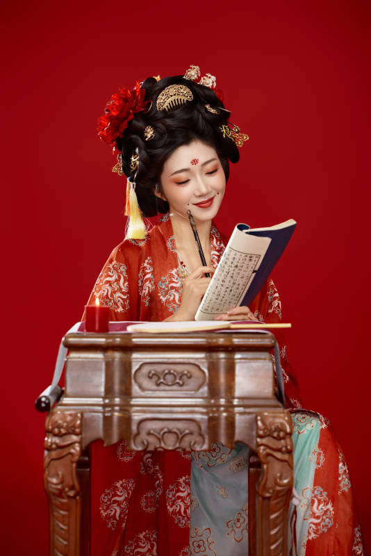 红色背景下大唐风韵女性古装妆容造型图片