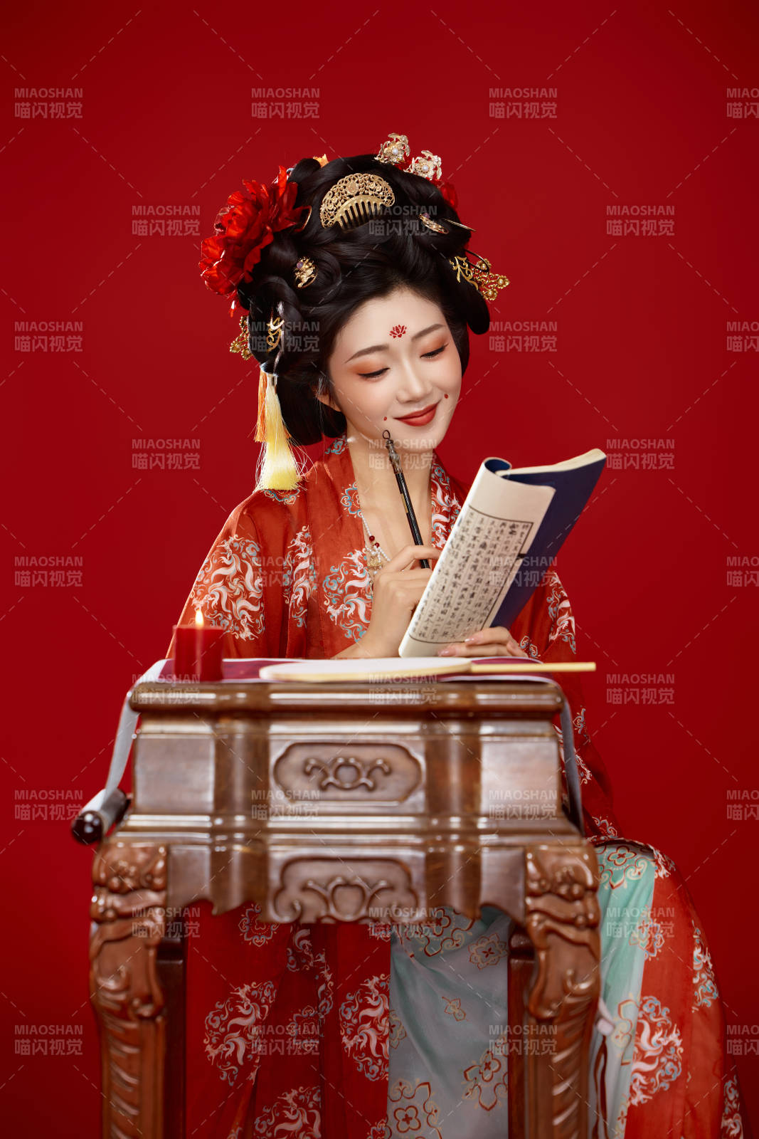 红色背景下大唐风韵女性古装妆容造型图片