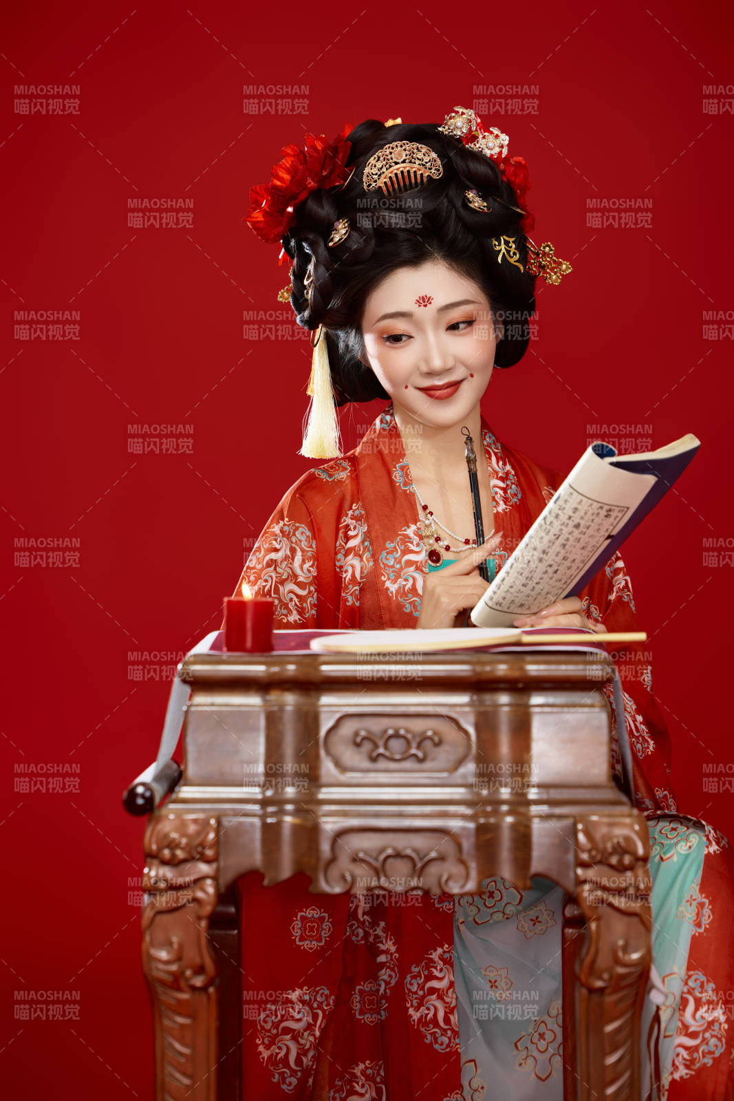 红色背景下大唐风韵女性古装妆容造型图片