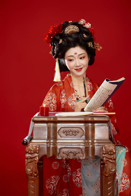 红色背景下大唐风韵女性古装妆容造型图片