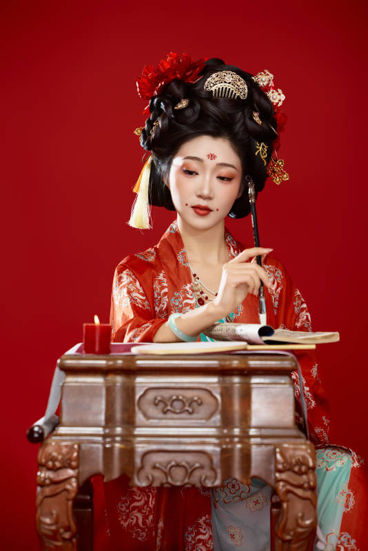红色背景下大唐风韵女性古装妆容造型图片