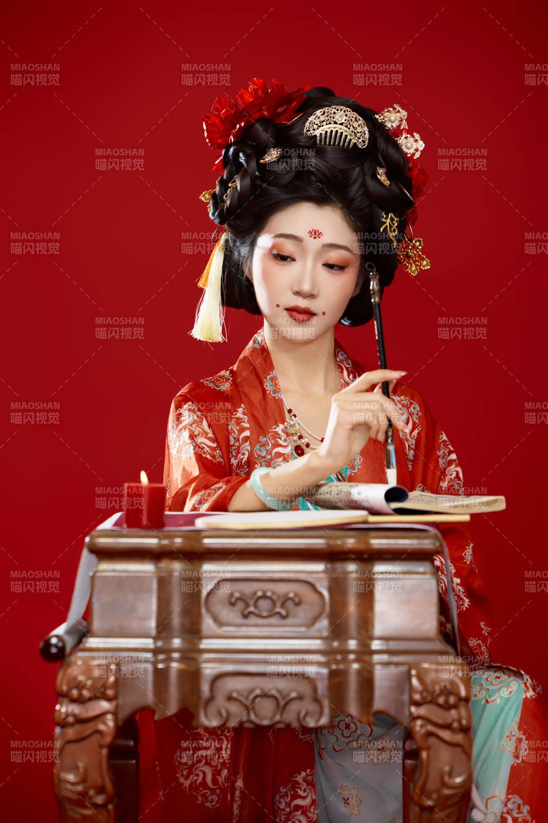 红色背景下大唐风韵女性古装妆容造型图片