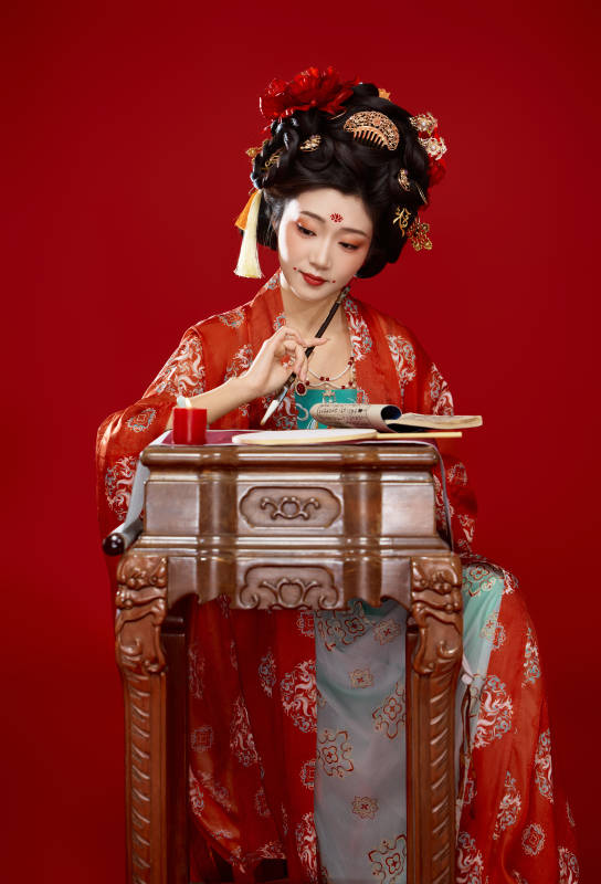 红色背景下大唐风韵女性古装妆容造型图片