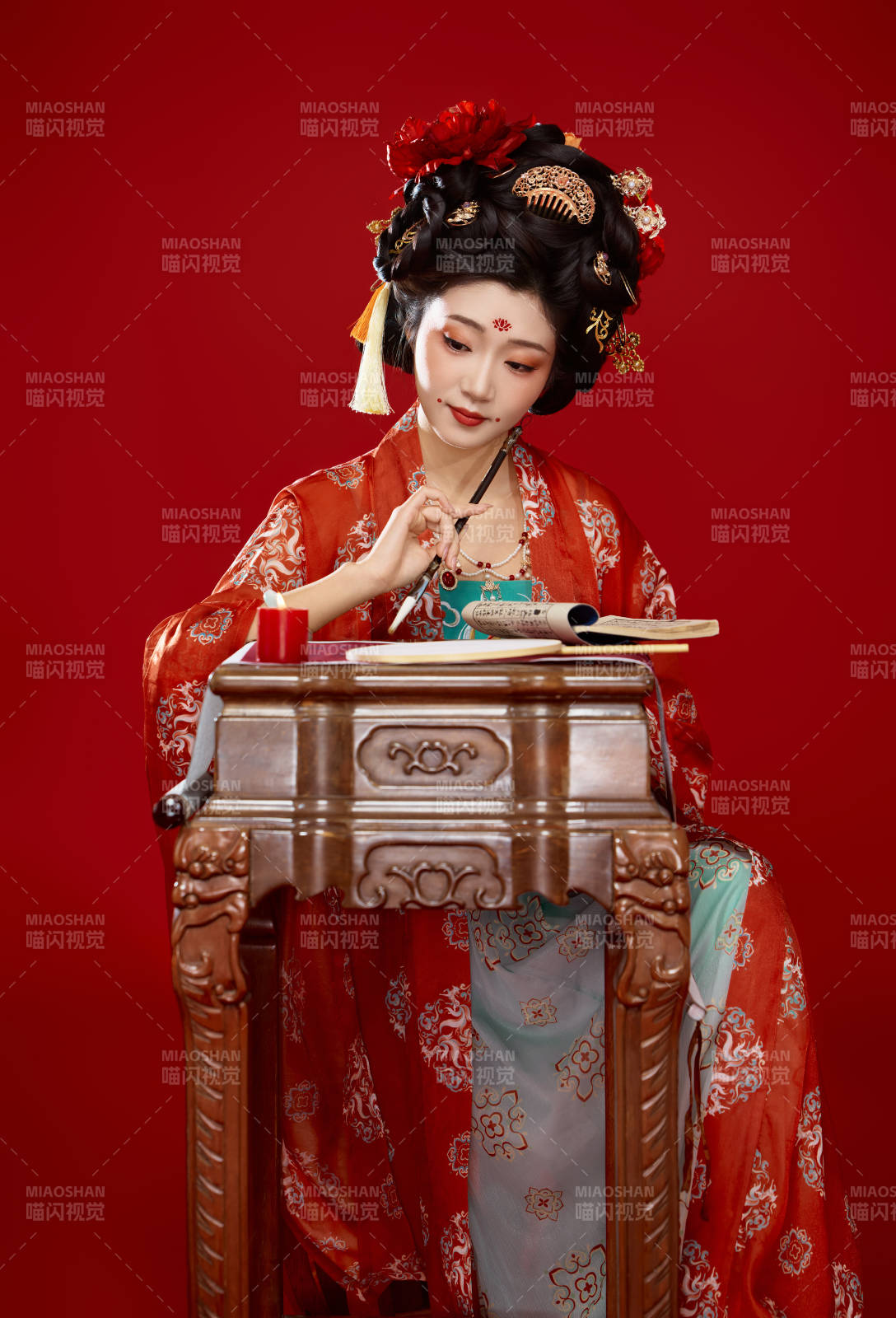 红色背景下大唐风韵女性古装妆容造型图片