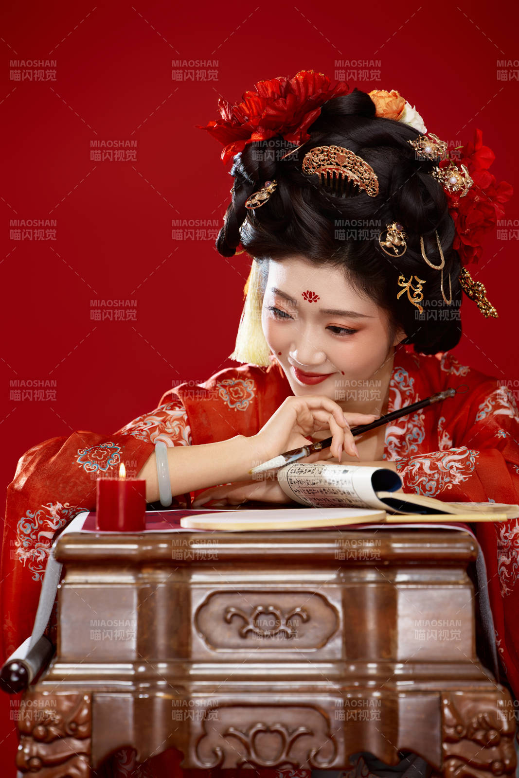 红色背景下大唐风韵女性古装妆容造型图片