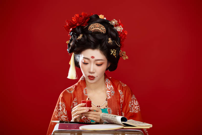 红色背景下大唐风韵女性古装妆容造型图片