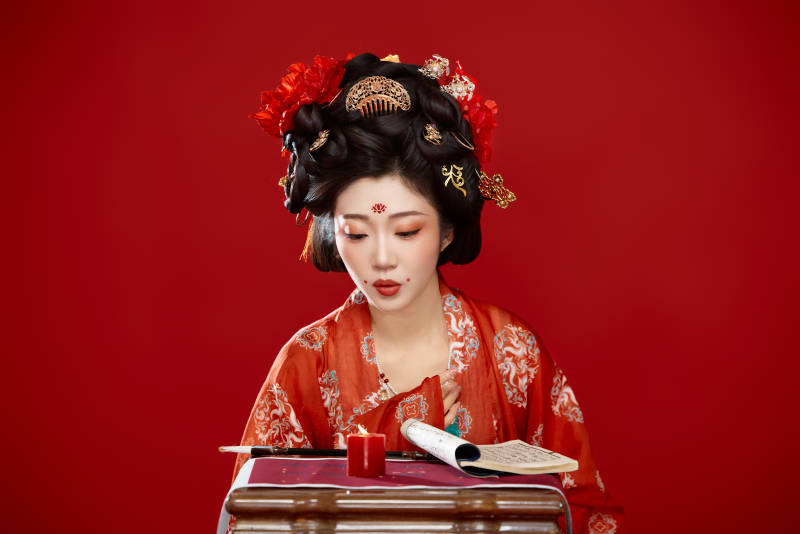 红色背景下大唐风韵女性古装妆容造型图片