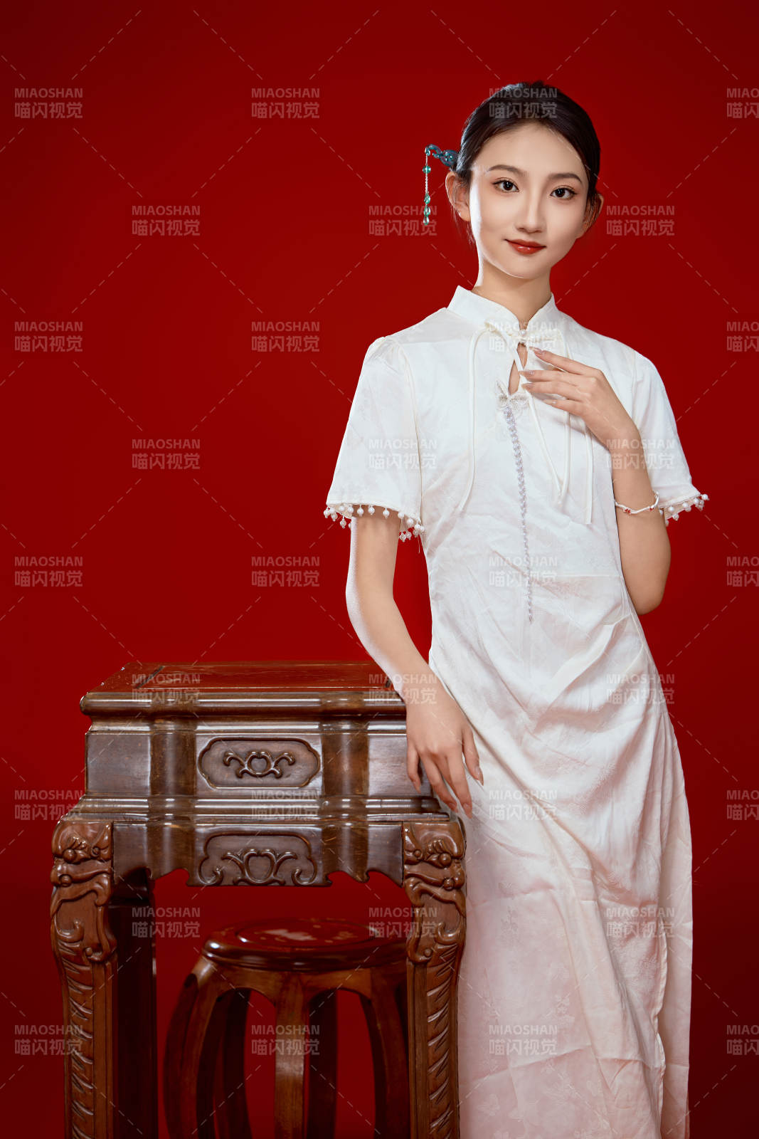 红色背景下穿着中式传统旗袍的美丽少女图片