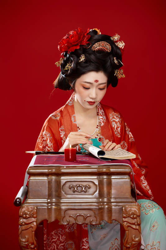 红色背景下大唐风韵女性古装妆容造型图片