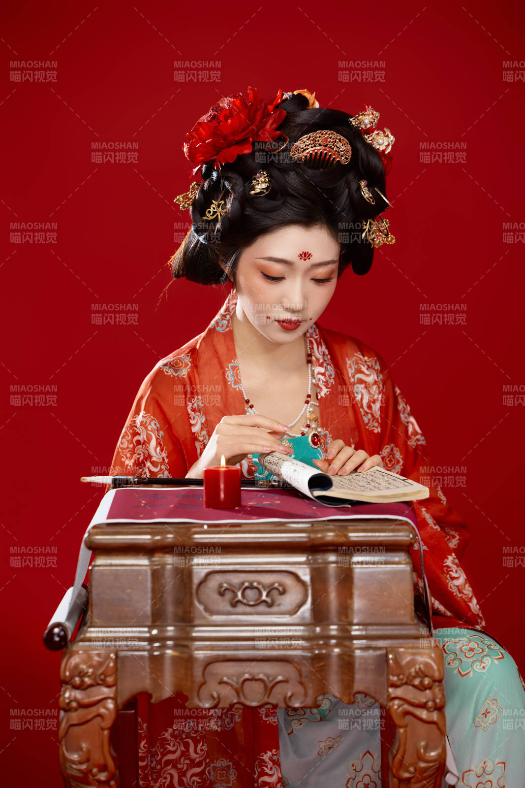 红色背景下大唐风韵女性古装妆容造型图片