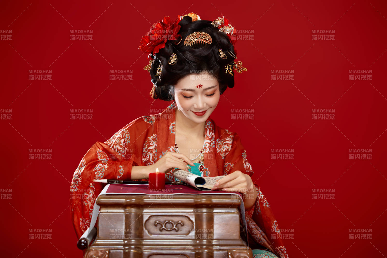 红色背景下大唐风韵女性古装妆容造型图片