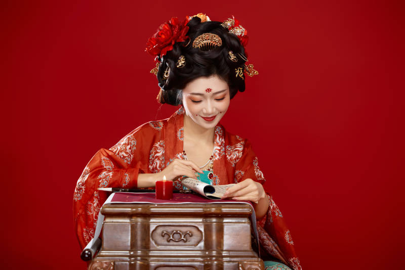 红色背景下大唐风韵女性古装妆容造型图片